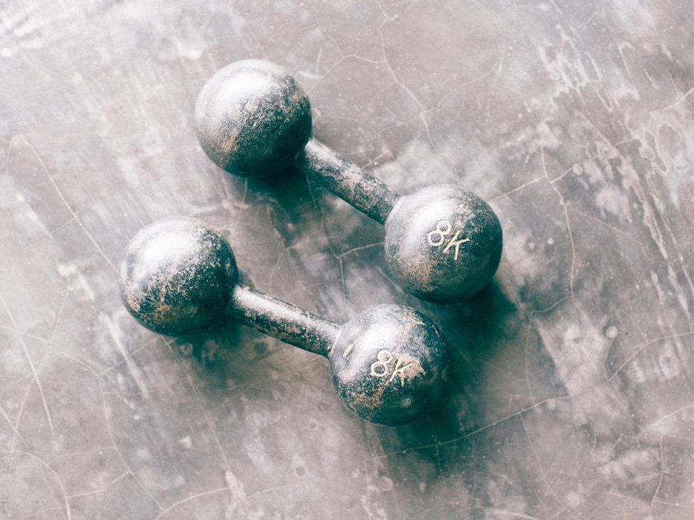Picture of dumbells by Cyril Saulnier (unsplash)